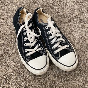 Black Converse, lightly used. Mens size 6 (women’s size 8)